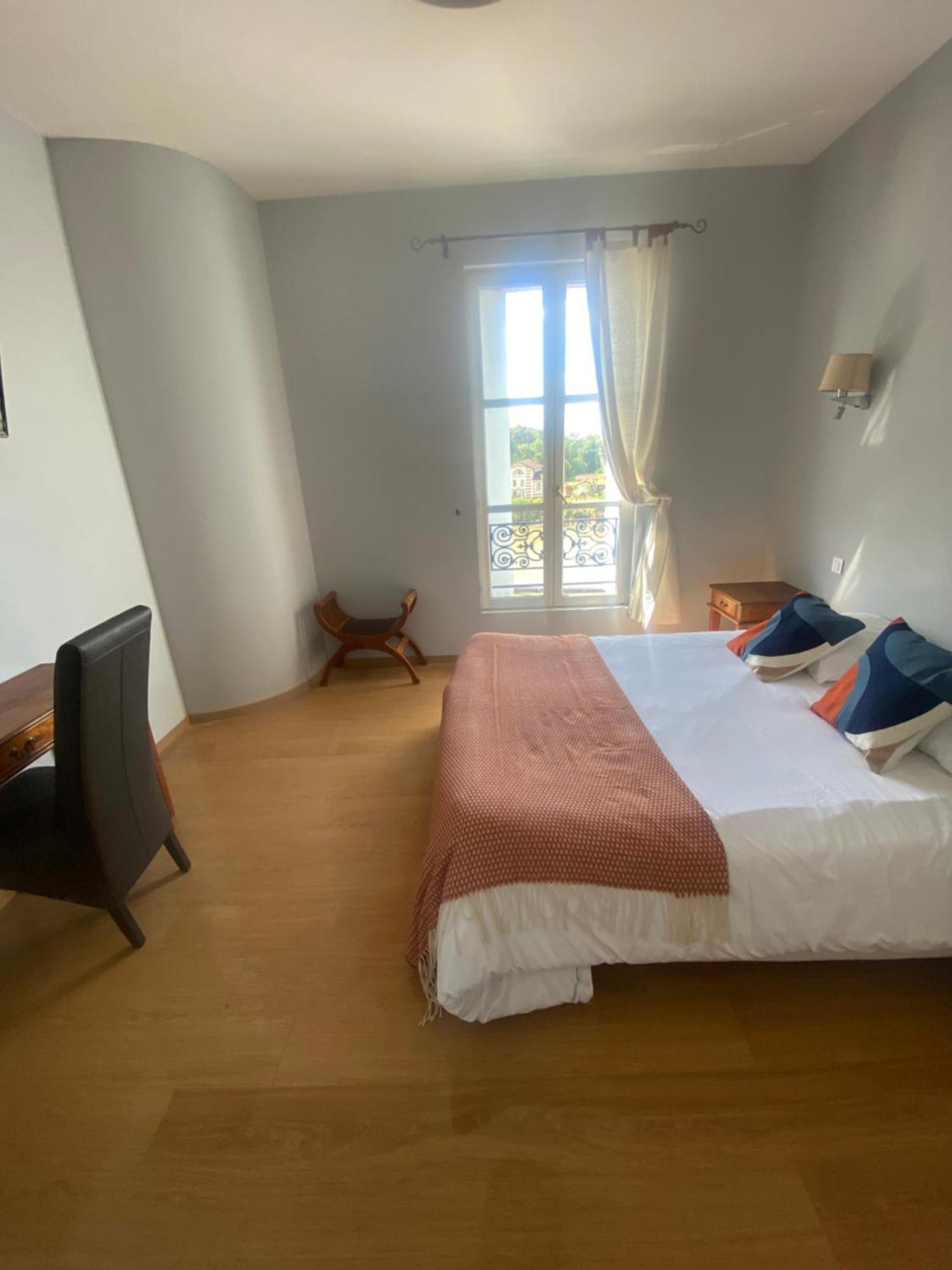 Logis Hotel De La Tour Libourne Kültér fotó